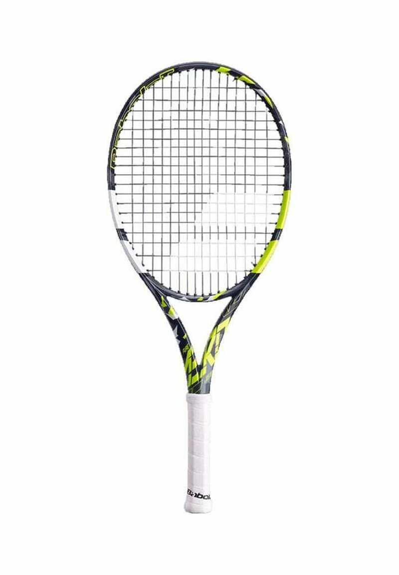 Tennisracket met een zwart en gele frame, ovale kop, witte greep en een rasterpatroon van snaren. Accenten omvatten hoekige ontwerpen op het frame.