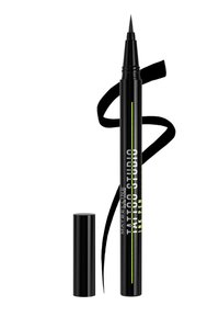 Crayon eyeliner noir avec un embout fin, de forme cylindrique, et un accent vert mettant en valeur le texte "TATTOO STUDIO" sur un fond noir.