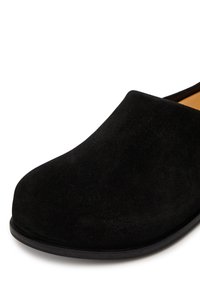 Čierne semišové nazúvacie topánky s okrúhlou špičkou, hladkou textúrou a nízkou čiernou podrážkou. Žiadne viditeľné kovania ani ozdoby.
