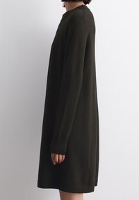 Robe à manches longues, vert olive foncé, coupe décontractée, avec un col rond et des poignets côtelés, fabriquée en maille douce.