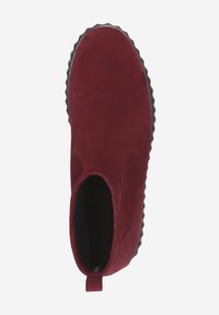 Rote Wildlederschlupfschuhe mit schwarzem Innenfutter und strukturiertem Gummisohle, Oberansicht, die die abgerundete Zehenpartie und den Ziehschlitz an der Ferse zeigt.