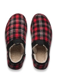 Paar rote und schwarze karierte Hausschuhe mit weichem, beigefarbenem Fleecefutter, Draufsicht, Schlupfstil mit schwarzem Elastikband am Einstieg.