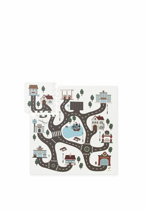 Tapis de jeu pour enfants avec des routes reliant des bâtiments tels que l'hôpital, la station-service, la caserne de pompiers, le zoo, l'école, l'aéroport et des maisons autour d'arbres et d'un étang.