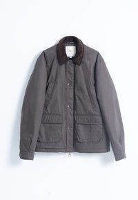 Chaqueta ligera color marrón con cuello de pana, botones a presión y dos bolsillos frontales. Textura suave y diseño de corte recto.