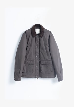 Chaqueta ligera color marrón con cuello de pana, botones a presión y dos bolsillos frontales. Textura suave y diseño de corte recto.