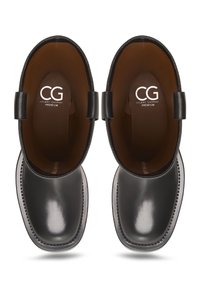 Chaussures en cuir noir à finition lisse, bout arrondi et intérieur marron contrastant. Présentent un logo CG sur les semelles intérieures et une couture décorative.