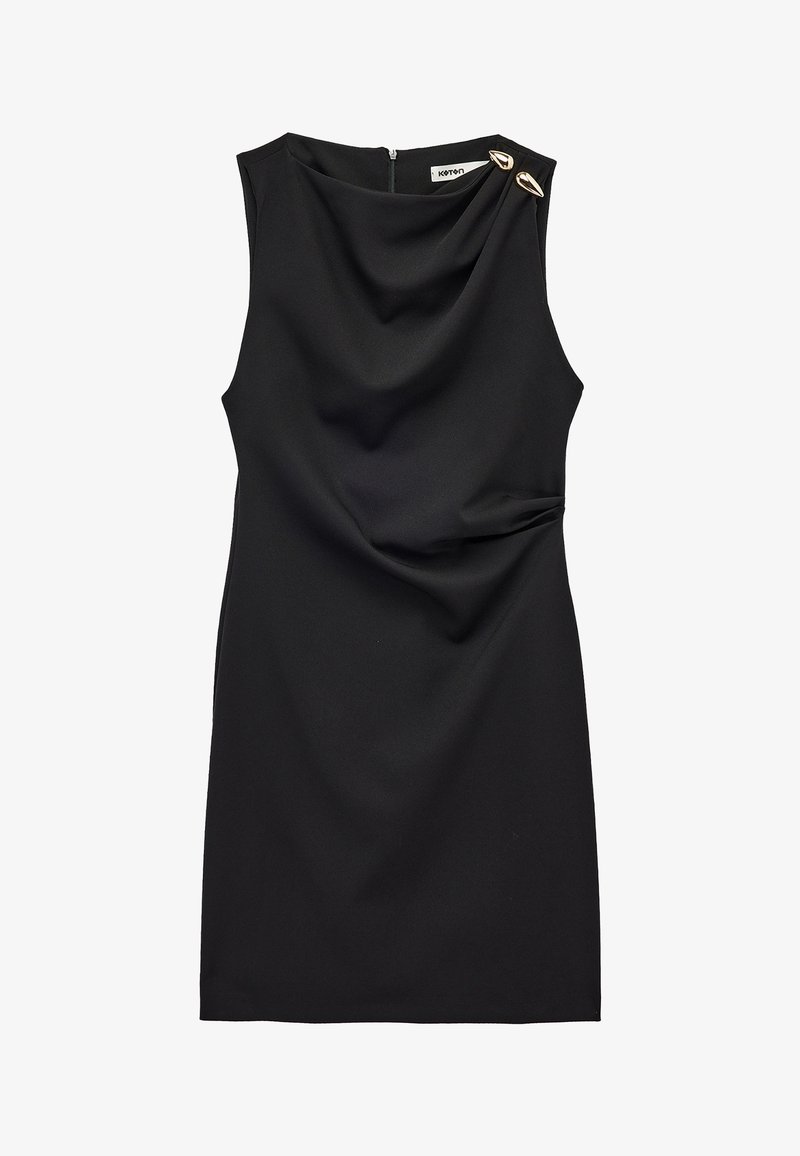 Ärmelloses schwarzes Kleid mit einem drapierten Ausschnitt, zwei goldenen Zierknöpfen auf der linken Schulter und leichter Raffung auf der rechten Seite.