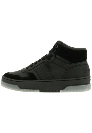 Zwarte hoge sneakers van leer en suède, met een gepolsterde enkel, platte veters en een rubberen zool met doorschijnende accenten.