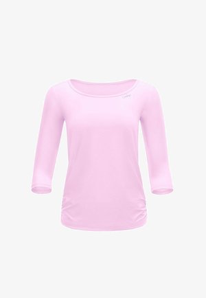 Világos rózsaszín női felső háromnegyedes ujjakkal, kerek nyakkivágással és enyhe redőkkel az oldalán alul.