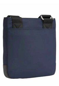 Borsa rettangolare blu navy con manici neri, tessuto testurizzato e hardware argento. Presenta lati lisci con fondo solido.