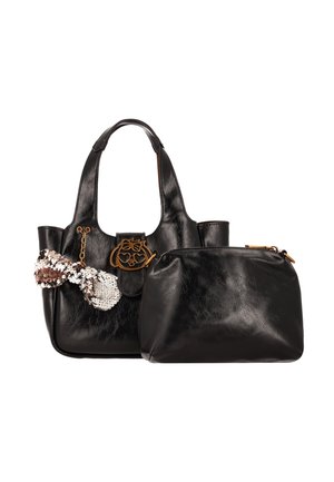 Schwarze Lederhandtasche mit goldfarbenem Eulenverschluss, angebrachtem Pailletten-Schleifenanhänger und passender schwarzer Leder-Reißverschlusstasche.