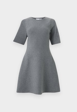 Vestito grigio a maniche corte a linea ad A con scollatura rotonda e tessuto lavorato a maglia strutturato, progettato per una parte superiore aderente e una gonna a campana.