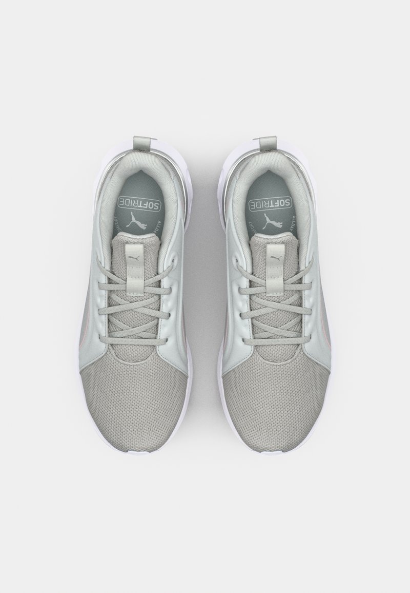 Zapatillas deportivas de color gris claro con una parte superior de malla transpirable, cuello acolchado y suela suave. Presenta cordones en tonos similares y una marca en la lengüeta.