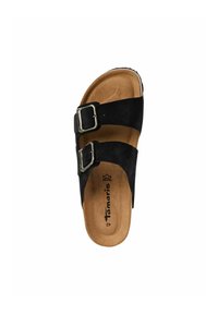 Svart mocka sandal med två justerbara remmar, silverfärgade spännen och en tan uppbäddad fotbädd. Har en strukturerad yttersula för bra grepp.