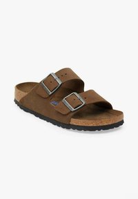 Bruine suede sandalen met twee verstelbare banden, zilveren metalen gespen, kurk zool en gematteerde zwarte rubberen loopzool.
