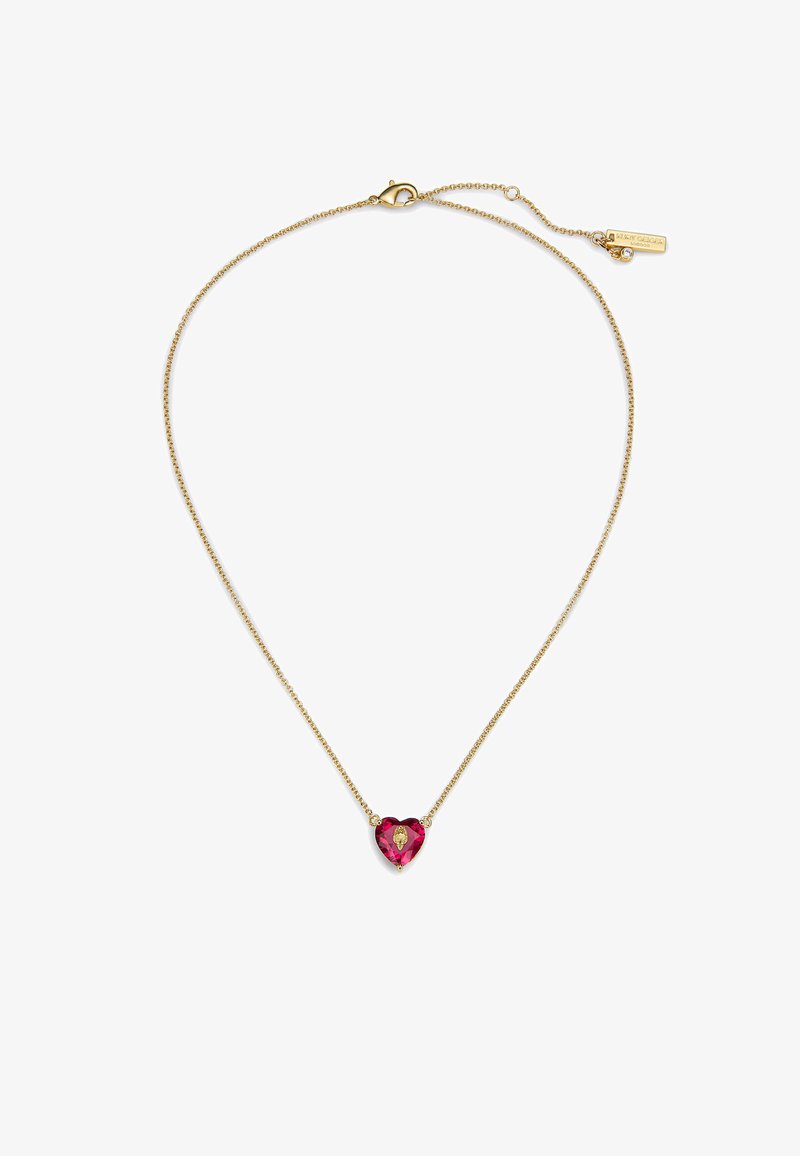 Collana con catena dorata e ciondolo a forma di cuore con una pietra preziosa rosa al centro, circondata da dettagli neri. Lunghezza regolabile.
