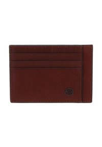 Bruine lederen kaarthouder met een gladde textuur, met vier kaartsokkel en een logo-accent. Compact rechthoekig ontwerp.