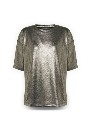 Metaliczny srebrny t-shirt z krótkim rękawem i okrągłym dekoltem, o gładkiej, refleksyjnej fakturze i luźnym kroju. Bez widocznych logo ani wzorów.