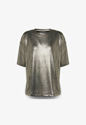 Metaliczny srebrny t-shirt z krótkim rękawem i okrągłym dekoltem, o gładkiej, refleksyjnej fakturze i luźnym kroju. Bez widocznych logo ani wzorów.