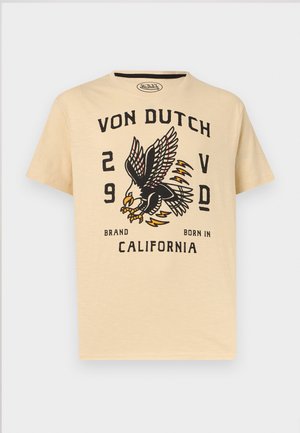 Beeži t-särk, millel on suur musta ja oranži kotka graafika, tekst "Von Dutch", numbrid "29" ja "V D" ning tekst "Brand Born in California".