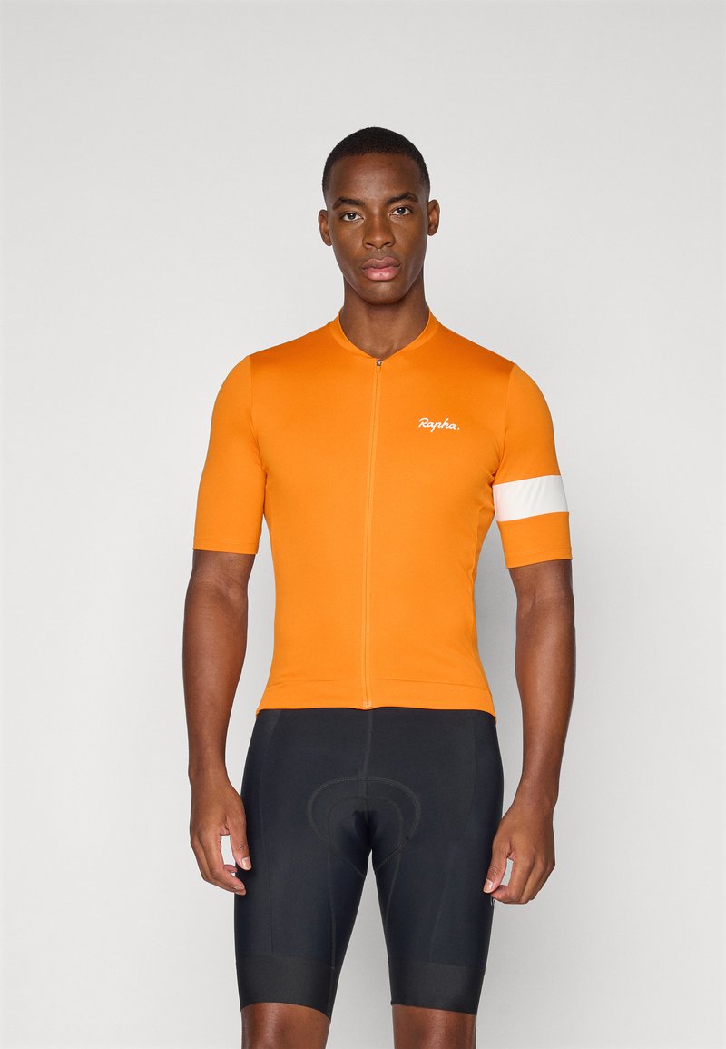 Kurze Ärmel orangefarbener Fahrradtrikot mit einem Frontreißverschluss und weißen Ärmelakzenten. Das Trikot hat eine taillierte Passform und wird mit schwarzen Shorts kombiniert.