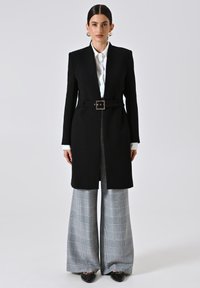 Unausgewählt, black
