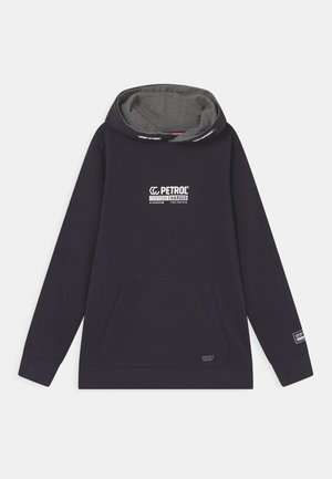 Sudadera azul marino con forro gris, bolsillo frontal y texto en blanco "Petrol Custom Charged" en el pecho y detalle en la manga.