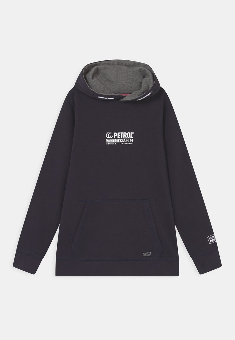 Marinblå hoodie med grå foder, framficka och vit text "Petrol Custom Charged" på bröstet och ärmdekoren.