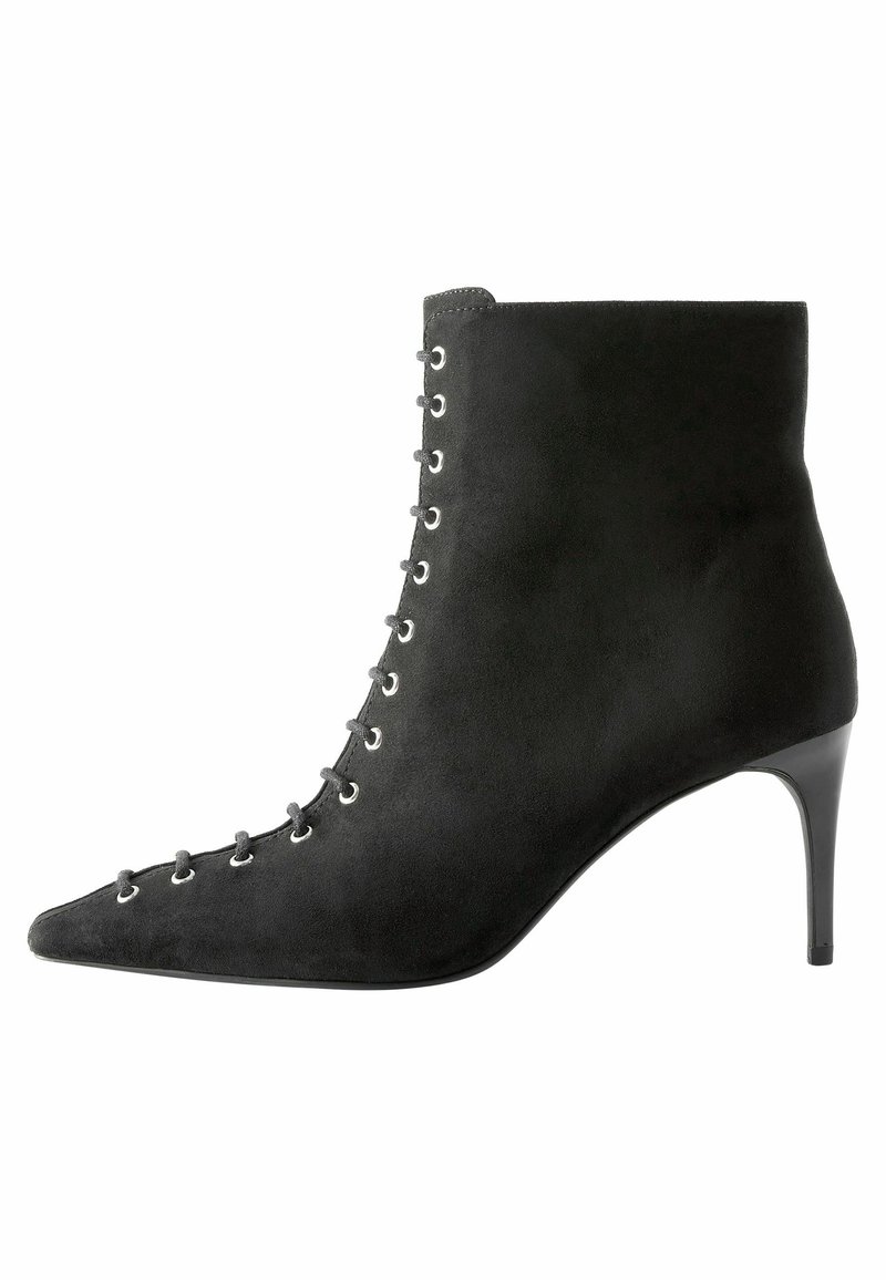 Bottes courtes en daim noir avec un bout pointu, dotées d'un design à lacets et d'œillets argentés, rehaussées par un talon stiletto.