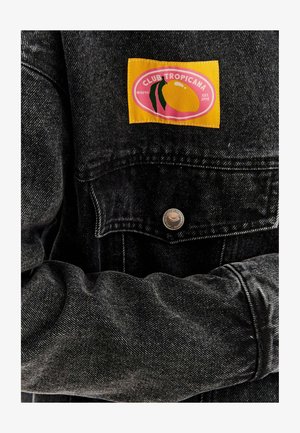Czarna kurtka dżinsowa z żółtą i różową naszywką "CLUB TROPICANA" z motywem mango. Metalowe zapięcie na zatrzask i białe detale haftu.