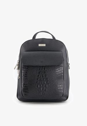 Czarny skórzany plecak z teksturowanym przednim panelem, przypominającym skórę krokodyla, z górną rączką, zamknięciem na zamek błyskawiczny i przednią kieszenią.