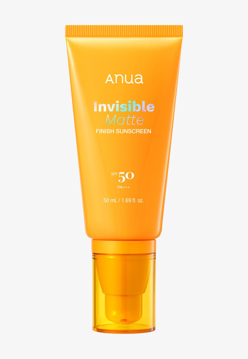 Oranje tube van Anua Invisible Matte Finish Sunscreen met SPF 50 PA+++ en een inhoud van 50 ml, voorzien van een pompdop.