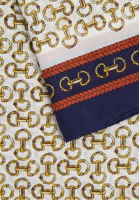 Foulard in seta con un motivo ripetuto di chiavi dorate interconnesse su sfondo bianco, con un bordo navy e dettaglio in corda arancione.