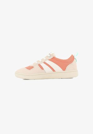 Sneaker mit einem oberen Teil aus weichem rosa Wildleder, weißen Mesh-Elementen und drei weißen Streifen. Verfügt über eine strukturierten Gummisohle und eine hellblaue Fersenlasche.