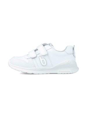 Zapatillas blancas con correas de Velcro, parte superior sintética, suela de goma, puntera redonda y un sutil detalle de branding en el lateral.