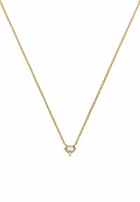 Gouden ketting met een hexagonaal hangertje met een witte steen en twee kleine heldere accenten, die een minimalistisch ontwerp laat zien.