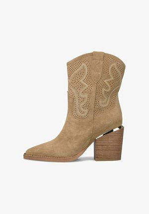 Botte western mi-mollet en daim cognac avec motifs décoratifs cousus, languette de tirage, talon bloc en bois empilé et bout pointu avec accent métallique.