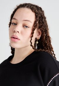 Vero Moda Curve VMCDAISY  - Ikdienas džemperis - black