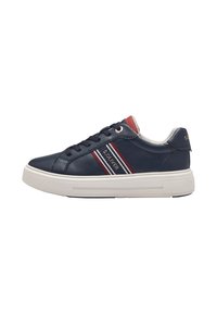 Sneakers in pelle marina con suola bianca, caratterizzati da strisce rosse e bianche, punta rotonda, sistema di allacciatura e dettagli in oro con logo sui lati.