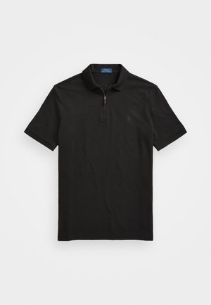Schwarzes Polo-Shirt mit kurzen Ärmeln, einem viertel Reißverschluss vorne und kleinem, gesticktem Logo auf der linken Brustseite.