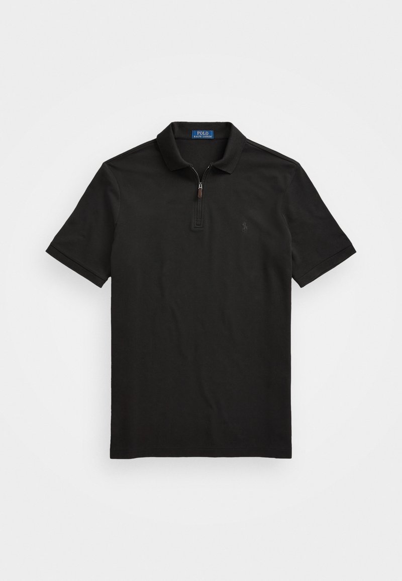 Polo noir à manches courtes avec fermeture éclair sur le devant et petit logo brodé sur le côté gauche de la poitrine.