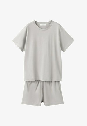 T-shirt a maniche corte grigio chiaro abbinata a pantaloncini con vita elastica dello stesso colore, realizzati in tessuto morbido e confortevole.