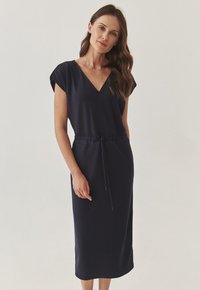 Marine midi-jurk met een V-hals, korte mouwen, elastische taille en trekkoord. Zachte, gestructureerde stof met een ontspannen pasvorm en rechte zoom.
