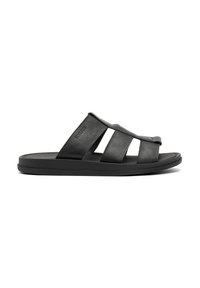 Czarny skórzany klapek z trzema poziomymi paskami i płaską gumową podeszwą, charakteryzujący się teksturowanym wykończeniem dla lepszego chwytu i komfortu.