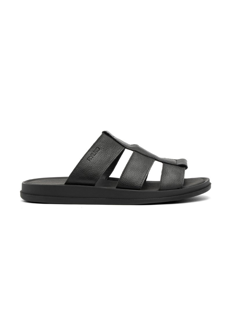 Czarny skórzany klapek z trzema poziomymi paskami i płaską gumową podeszwą, charakteryzujący się teksturowanym wykończeniem dla lepszego chwytu i komfortu.