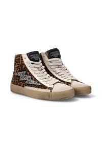 Zapatillas altas con punta de ante beige, laterales de estampado de leopardo, detalle de rayo en plata y suela de goma texturizada.