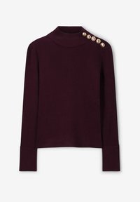 Pull en maille côtelée violet foncé à manches longues avec un col montant et cinq boutons dorés le long de l'épaule gauche.