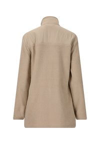 Beige fleecejakke med en tekstureret overflade, høj krave og lange ærmer. Glat design af øverste panel, der kontrasterer med fleece-stoffet.