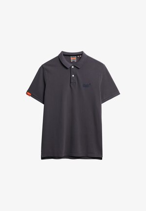 Mørkegrå polo t-shirt lavet af bomuld. Har en krave med to knapper, broderet logo, korte ærmer og et lille orange mærke på venstre side.