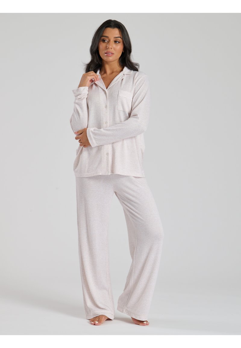 Set di pigiama leggero a coste in rosa soffice, con una camicia abbottonata dotata di tasca e maniche lunghe, abbinata a pantaloni comodi.